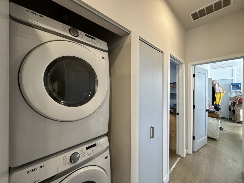 Building Photo - 841 N Mozart St