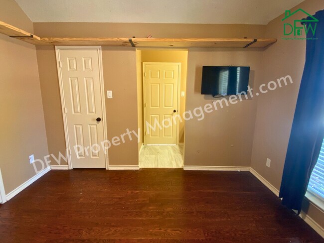 Building Photo - 2502 Chapel Hill Dr