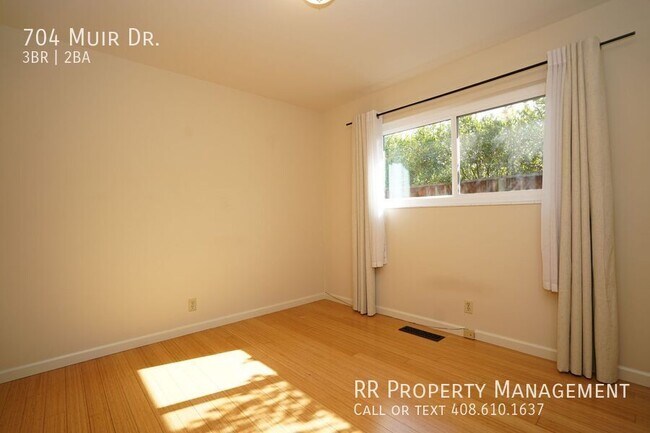 Building Photo - 704 Muir Dr