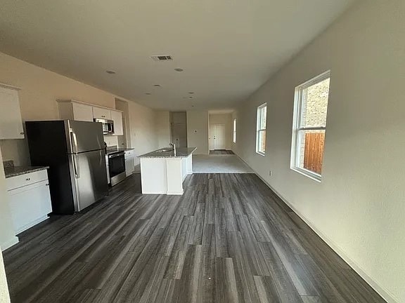 Building Photo - 5940 Sahara Dr