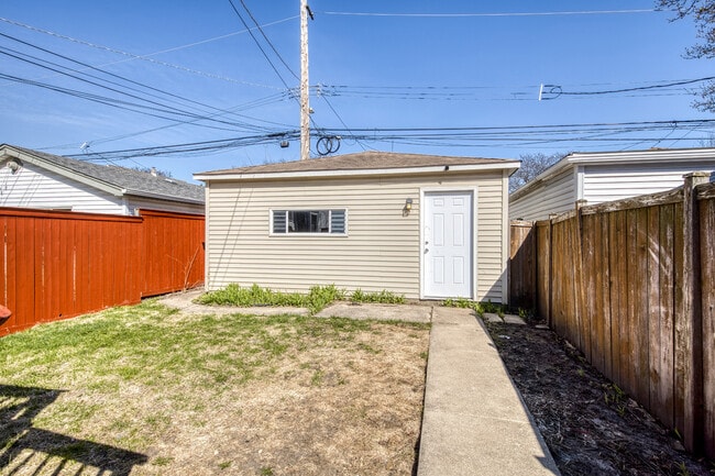 Building Photo - 3423 N Springfield Ave