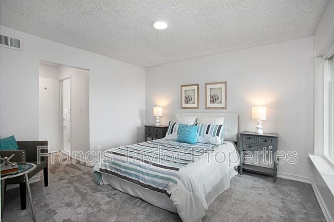 Building Photo - 912 Knoll Vista Dr