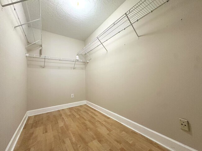Building Photo - 1560 Salmon St