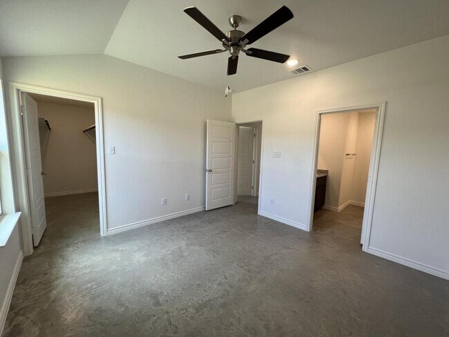 Building Photo - 113 Wind Ridge Dr