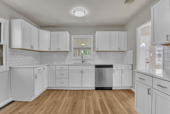 Building Photo - Renovated 4BR Home – Modern Finishes, Off-Street Parking