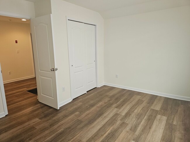 Building Photo - Spacious Duplex close to schools and shopping.