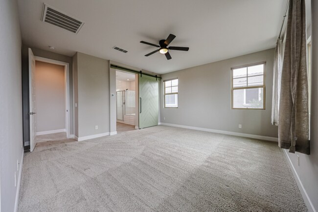 Building Photo - Move In Ready!stunning 3 bedroom, 2.5 bathroom home located in Phoenix!