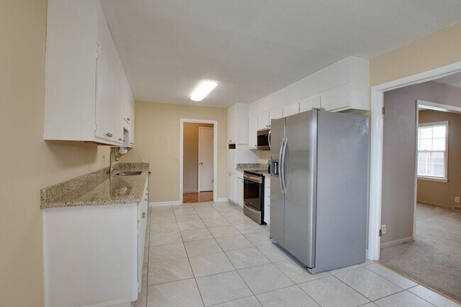 Building Photo - 904 SE Chatterson Rd