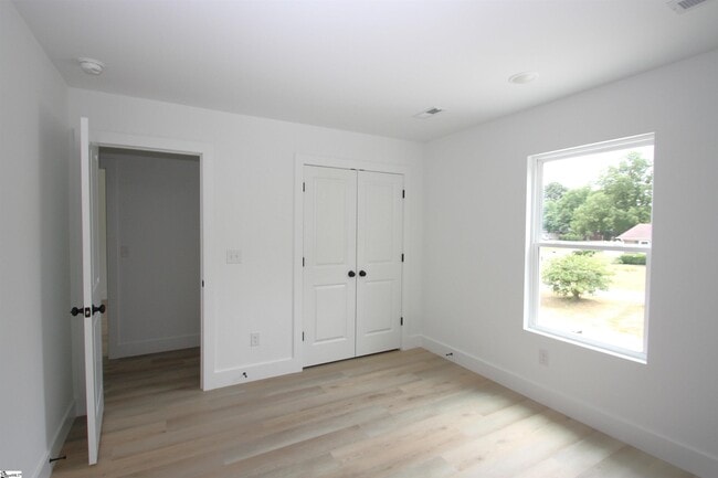 Building Photo - 402 Sierra Rd