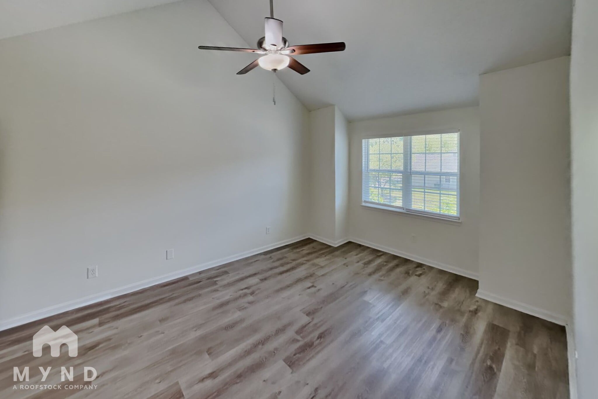 Building Photo - 219 Chattaroy Dr