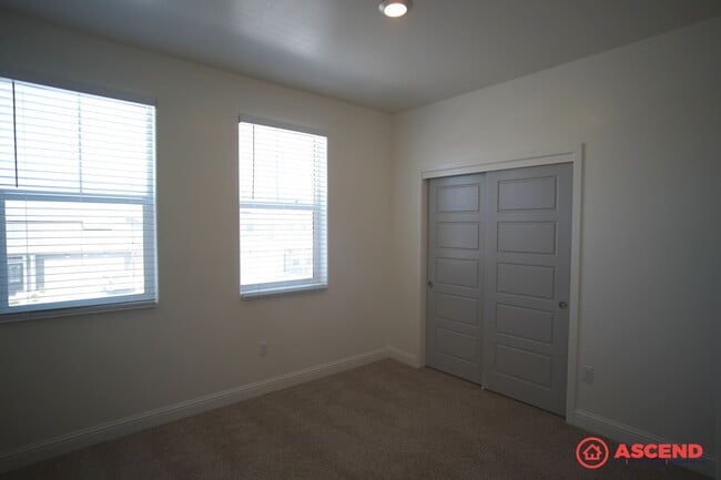 Building Photo - 4 Bedroom House in Gossamer Grove!