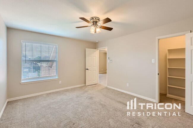 Building Photo - 2817 Deerhurst Dr