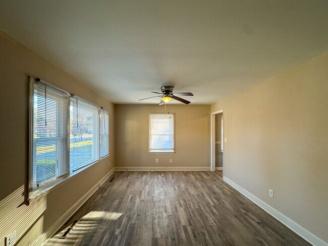 Building Photo - Charming 3 Bed 1 Bath Home Conveniently Lo...