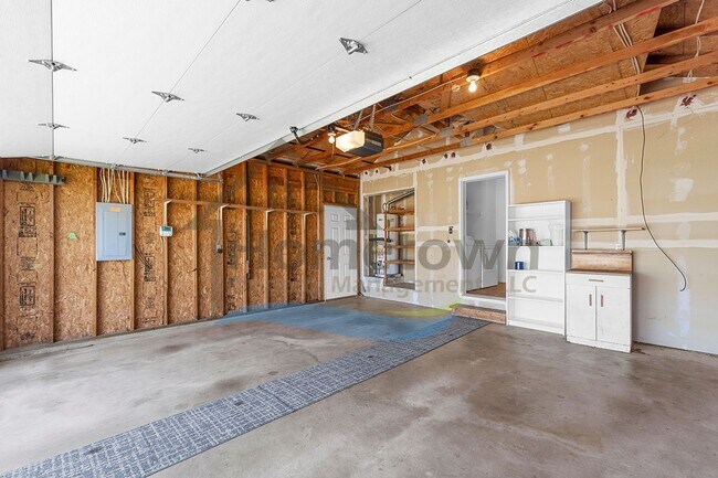 Building Photo - 3 Bedroom 2 Bathroom Home with Attached 2 Car Garage Available in Coeur d'Alene!