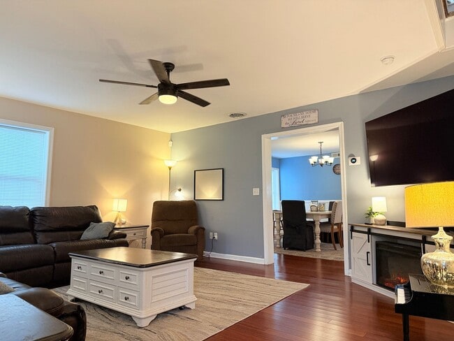Building Photo - Modern Charm & Walkable Downtown Living in...