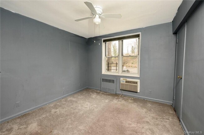 Building Photo - 5 Sadore Ln