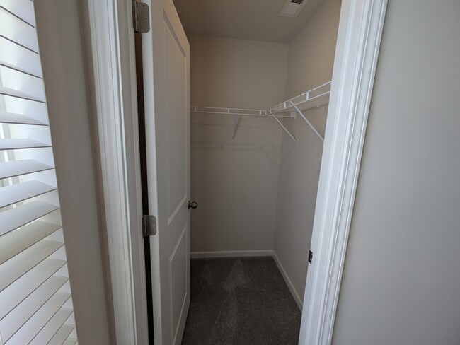 Building Photo - 831 Powder Br Dr