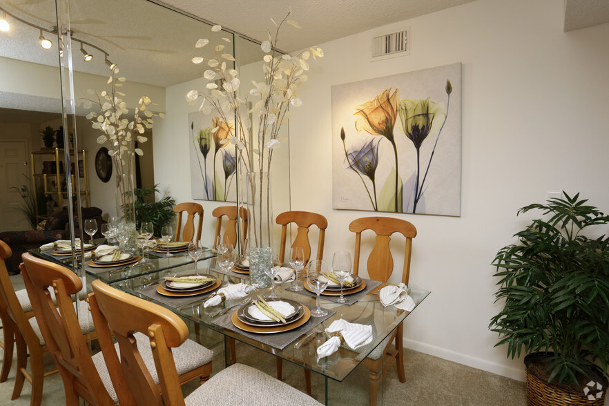 Dining Area - Timber Chase at Sarasota Bay