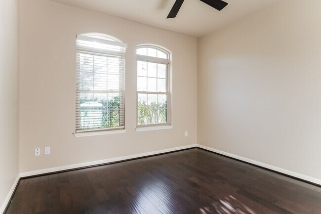 Building Photo - Bright, Spacious Living in an Inviting Home with Modern Finishes and Great Location