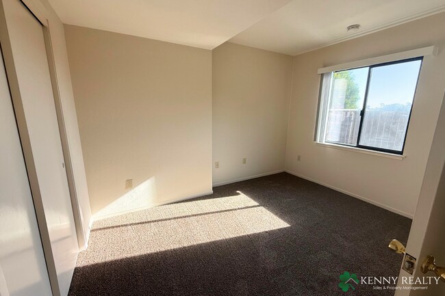 Building Photo - Bright Multi-Level 4BR Home with Two Primary Bedrooms