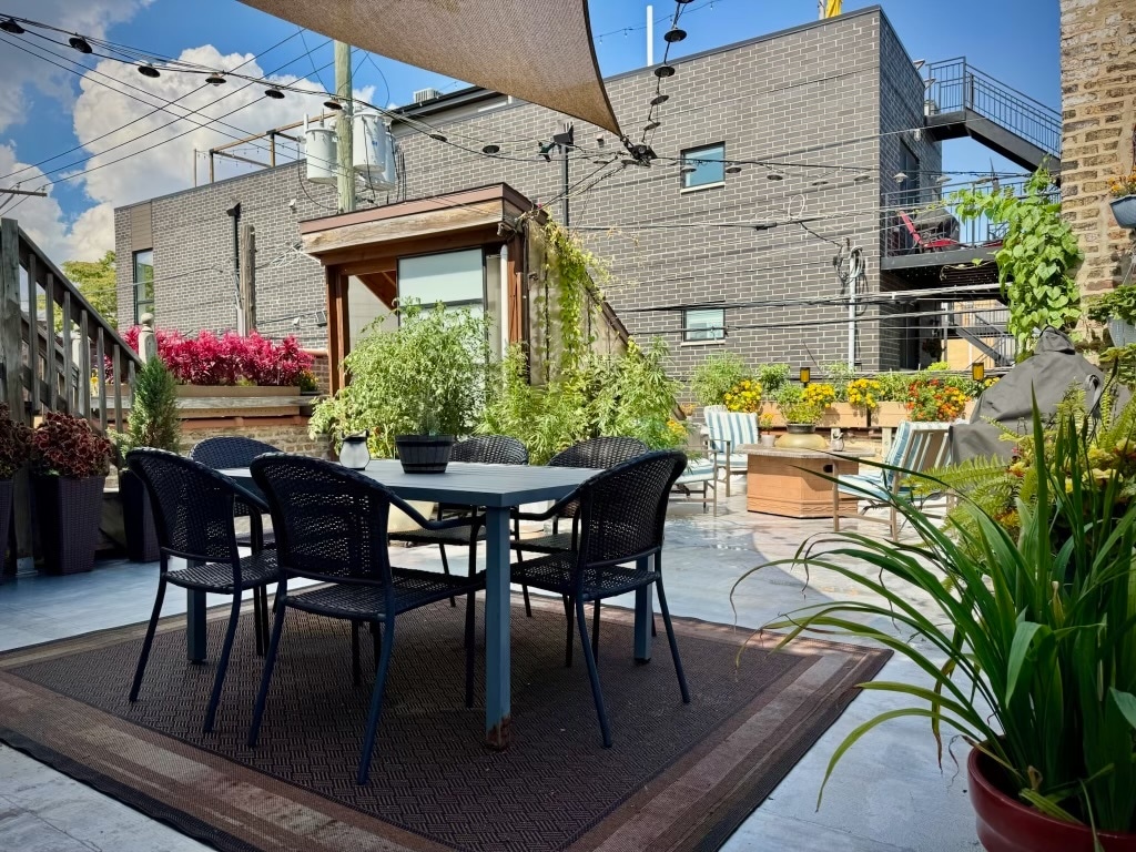 Building Photo - 2716 W North Ave