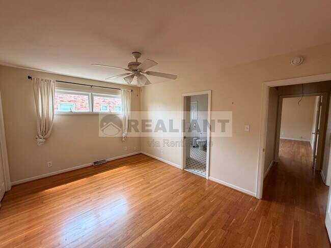 Building Photo - 2039 Fontaine Rd