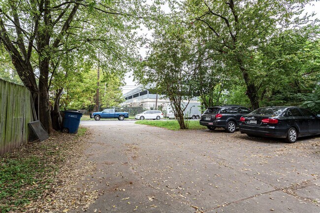 Building Photo - 404 Kenniston Dr