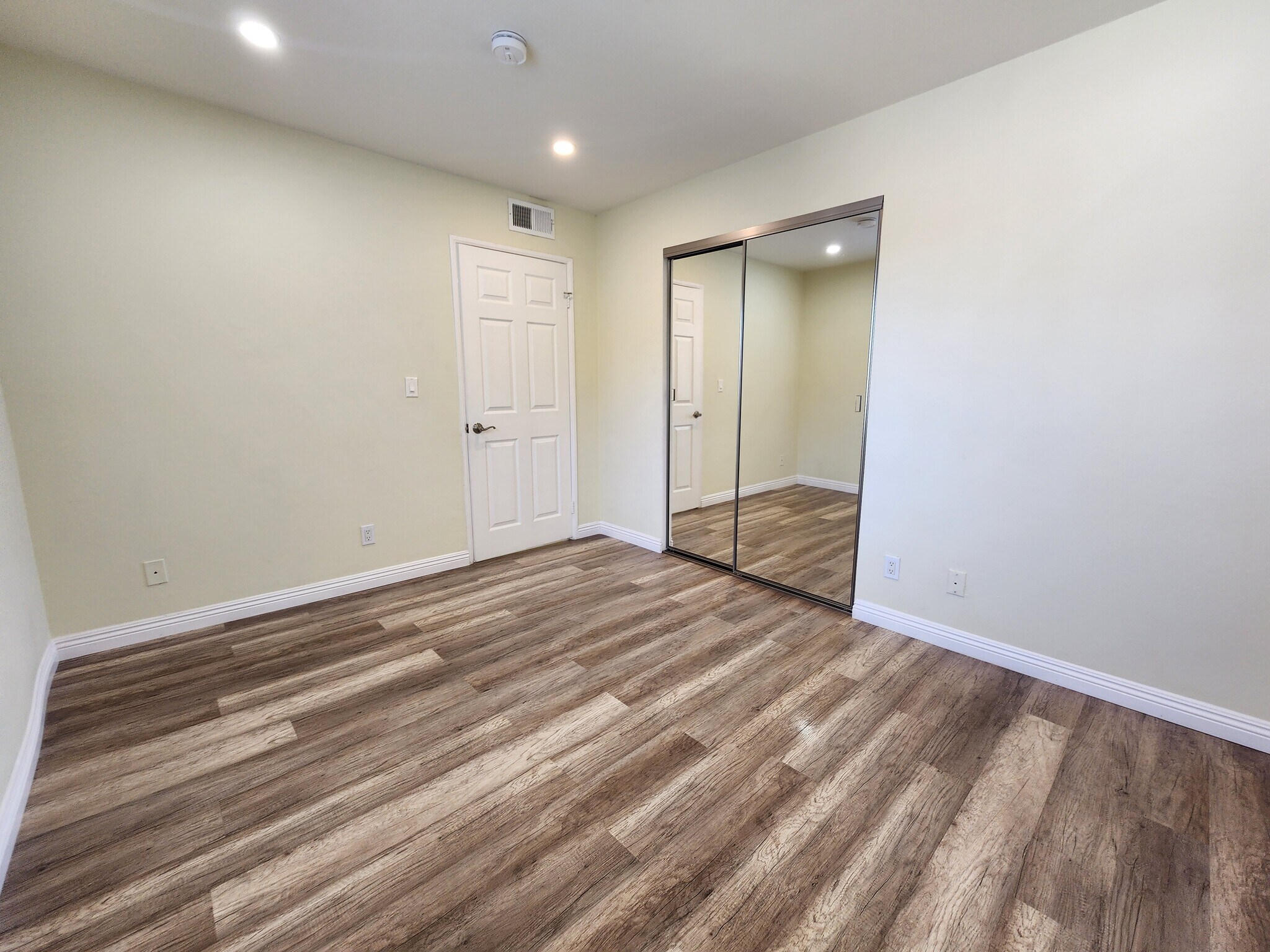 Building Photo - 420 Riverdale Dr