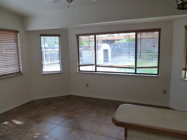 Building Photo - Spacious Home in Desirable Quail Ridge Neighborhood