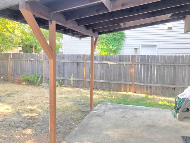 Building Photo - Powellhurst Renovated 3 Bedroom with AC, Garage, Fenced Backyard