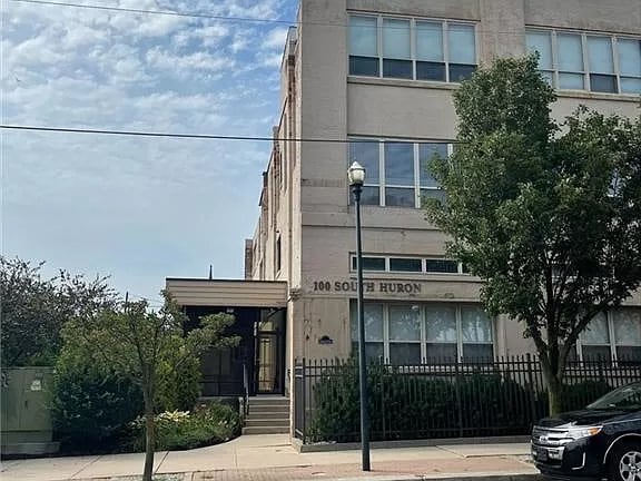 Building Photo - 100 S Huron St