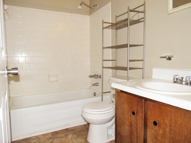 Building Photo - 341 Beverly St