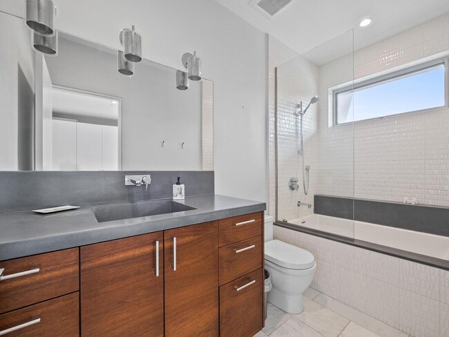 Building Photo - Solana Beach Paradise