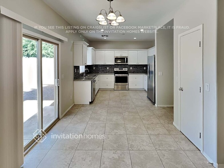 Building Photo - 2101 E Caspian Way