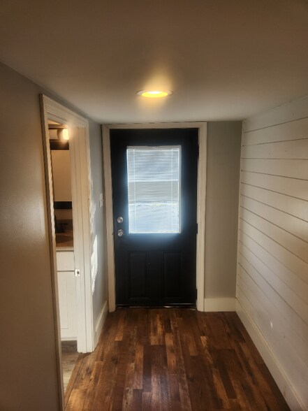 Building Photo - 948 W Main St