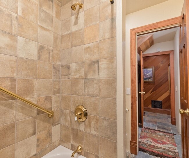 Building Photo - 91 St Moritz Rd