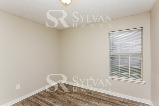 Building Photo - Stunning 3BR, 2BA home