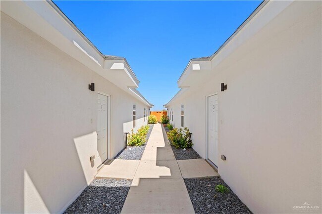 Building Photo - 12 Campeche Dr