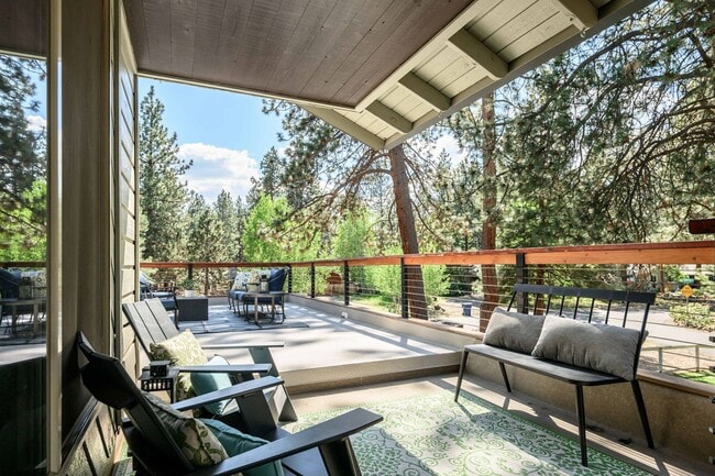 Building Photo - SW Bend Reverse-Living Home on .36 Acres | 5 Bedrooms | 3 Bathrooms