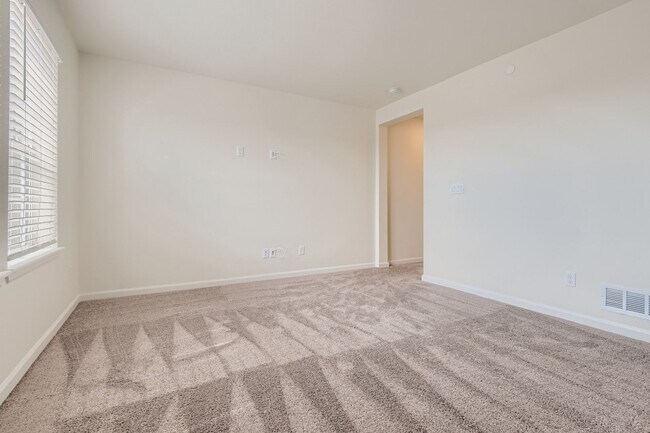 Building Photo - Welcome to this 3 bed, 2 and half bath town-home in Briargate area
