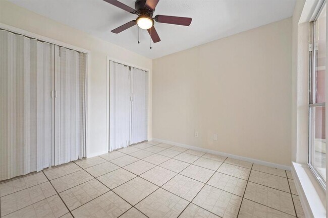 Building Photo - 10855 Meadowglen Ln