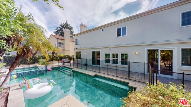 Building Photo - 4950 Densmore Ave