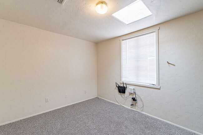 Building Photo - Spacious 4 bed 2 bath