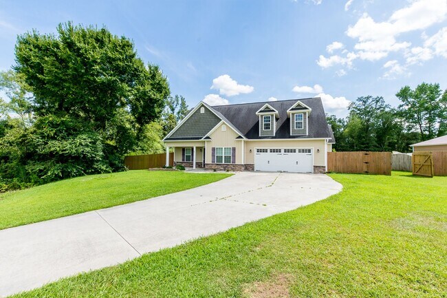Building Photo - 3 Bedrooms and a bonus room in Richlands (Will include lawn service with increased rents)
