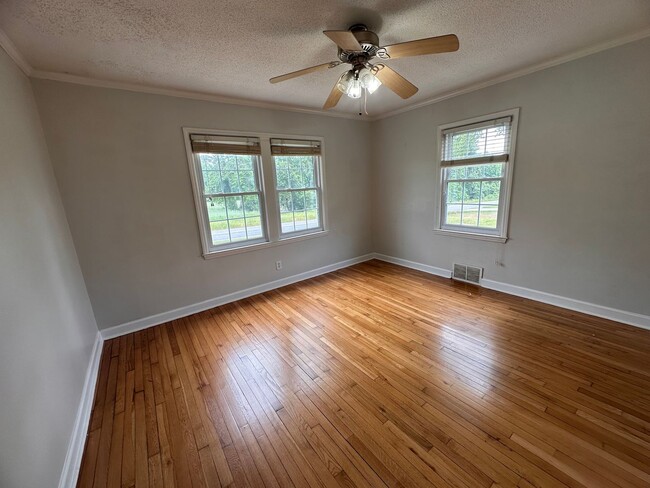 Building Photo - 2 Bedroom One Story Home on Over an Acre Lot