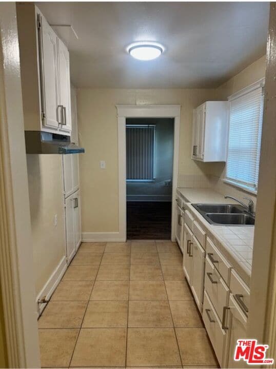 Building Photo - 6901 S Menlo Ave