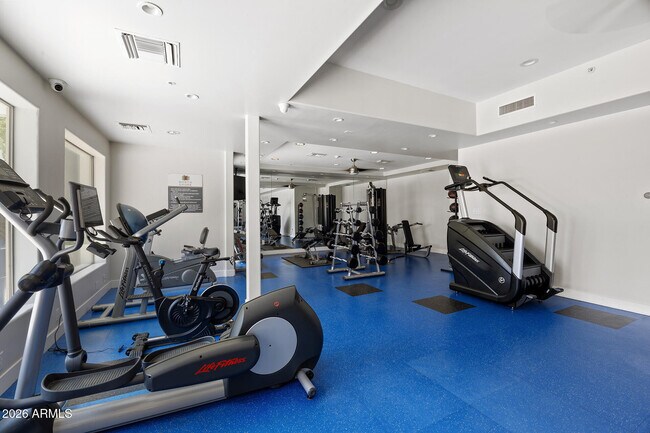 Building Photo - 945 E Playa Del Norte Dr