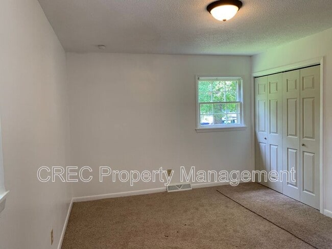 Building Photo - 205 Pinewood Dr