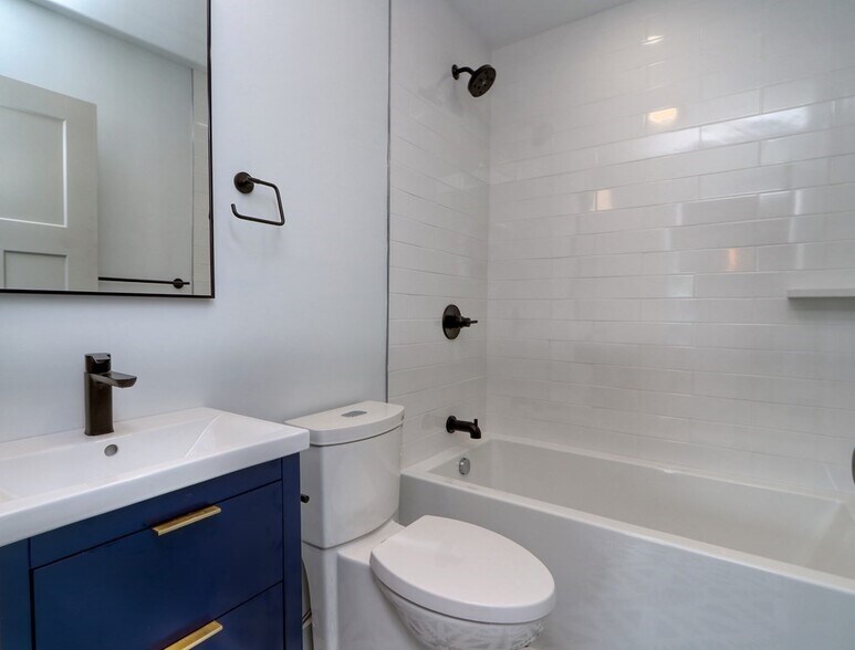 Building Photo - 74 Brooks St