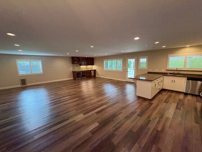 Building Photo - NW Visalia Home Near Country Club Available Now! *Private Showing Only*